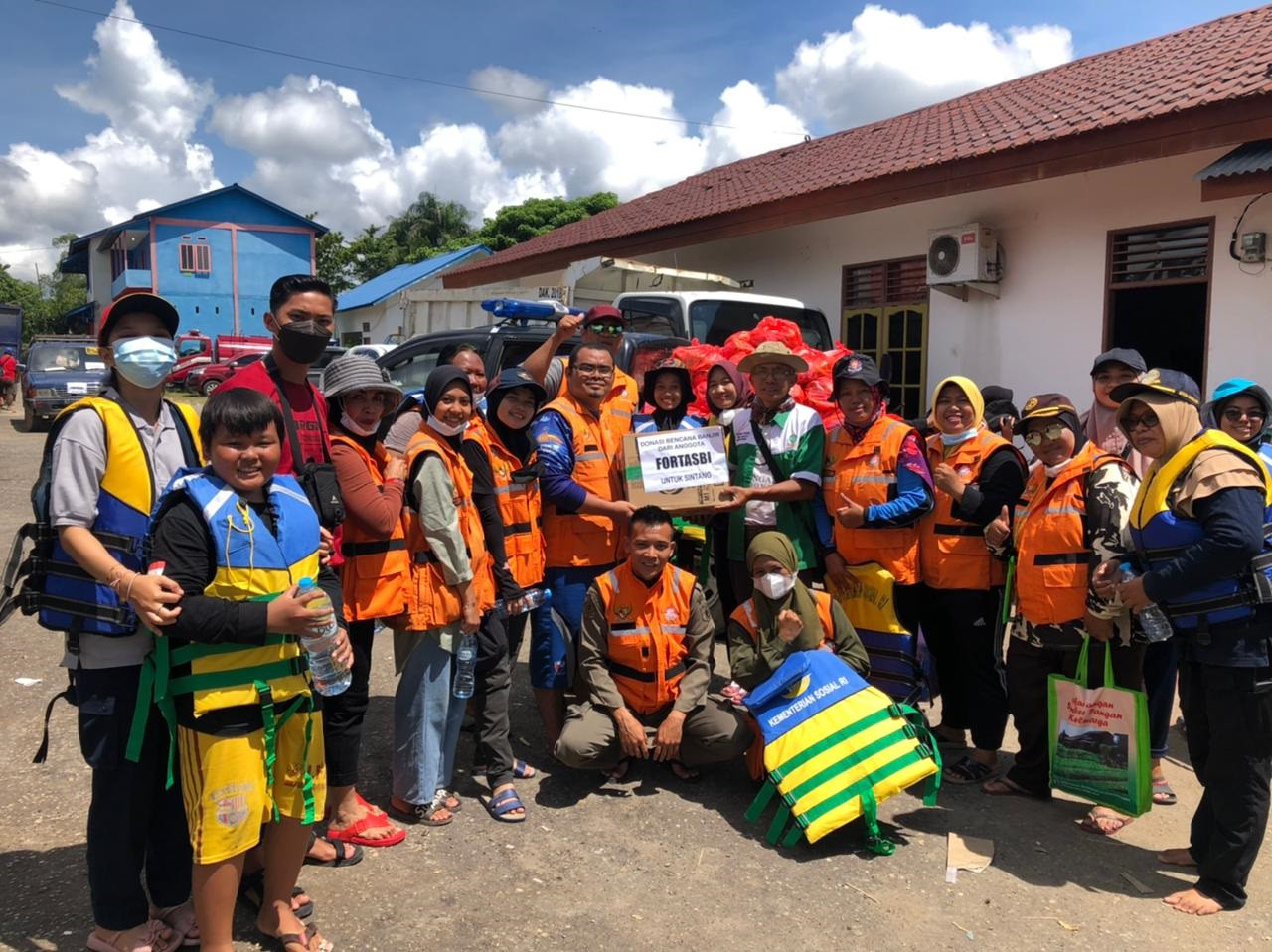 Anggota FORTASBI Peduli Sintang